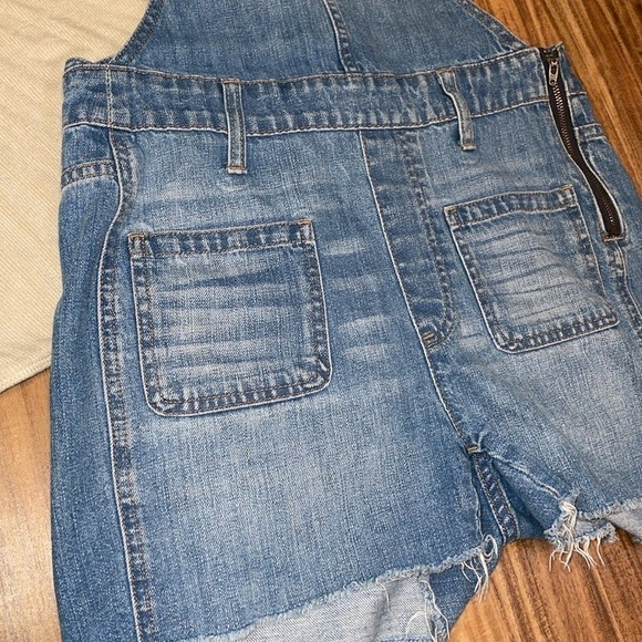Madewell women’s XS 0 2 overalls jumper blue denim jean shorts cutoff raw hems - Picture 2 of 9